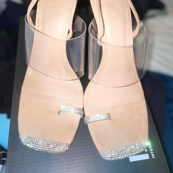 Beautiful sandals - Picture 1 of 7